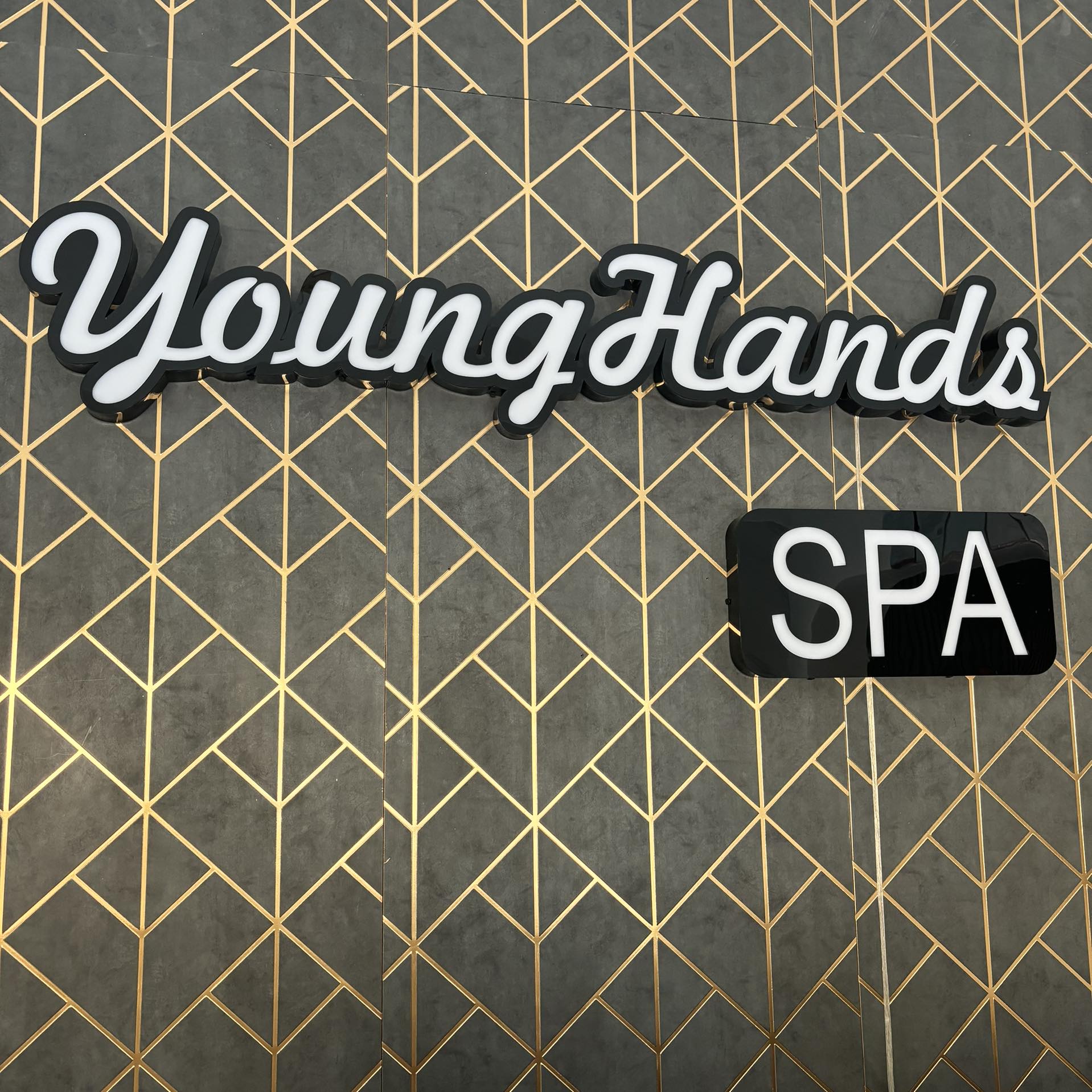Young Hands Massage Logo